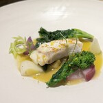 entre nous - クエのように旨味が乗った魚も、野菜や柚子のソースで爽やかに。
      そこそこのボリュームをいただいている気がしますが、全然疲れない。というか、もっと食べたい！(^^)