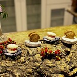 entre nous - ミニャルディーズ。
      苺と薔薇のマカロン、大好きな味だー。
      チョコセップは、最初はセップの香りがしっかり来ますが、後からチョコがきれいに収束させてくれる不思議なお菓子です。