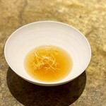 entre nous - 「食材を大切に想う一皿」は、この日の足赤海老やクエなどのお出汁のスープ。
      シェフの手に掛かれば、もはやすべてが絶品です(^^)