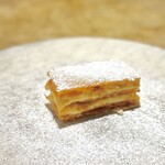 entre nous - 最後も、上から見ると、一面の白でクロージング。
      こんなエアリーなミルフィーユ、食べたことない！
      ナイフの重さだけでカットできるような、ふわっ、パリッ、な未体験と一緒に、最高の幸せで〆てくれます。