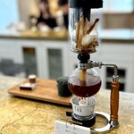 entre nous - サイフォンを使って、焼きガニのコンソメをコポコポと抽出します。
      もう、香りがヤバしですー。