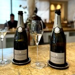 entre nous - ルイロデの「243」と「244」を飲み比べさせてくれました！
      どちらも美味しいですが、244の方がふくよかさと丸みがあって、好み。
      さらに、キャヴィアにはグラスを変えてサーヴしてくれました。