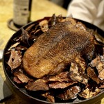 entre nous - メインは、七谷鴨を炭焼きに。