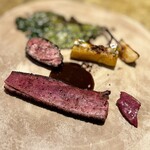 entre nous - 胸肉、モモ肉、ササミの共演♪
      引き込まれそうな美しいロゼ。
      また、内臓を使ったこのソースが、まろやかな旨味があって、最高なのよ。