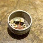 entre nous - カニの身や茸が入った器に…