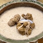 entre nous - いくら「白」がテーマと言っても、これはヤバい白が出てきたー！
      アルバ産、しかも帯付き♪