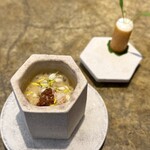 entre nous - 中には、せこ蟹のすべてが詰まった、旨味パレードのフラン。こちらは茶碗蒸しのように温かく。
      奥には、冷たいセルフィーユルートのムース。
      温度差までも、コースの楽しみに加えます。