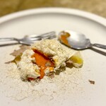 entre nous - 中はこんな風なの？(^^)
      パスタはありませんが、人生最高カルボナーラでしょ！
      シェフが黒トリュフも試されたそうですが、やっぱり白じゃないとダメだったそう。
      あー、何度でも「最高！」と言いたい。