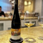 entre nous - マルセル・ダイス、久しぶり。
      リースリングとゲヴェルツですが、ゲヴェルツは少量でもインパクトあります。
      海老の甘みに、こういう系統も合いますね。