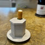 entre nous - 煙突のある一軒家のよう。
      蓋までお皿にしてしまうなんて、遊び心ありますねぇ。