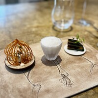 entre nous - いただく順番は、菊芋（真ん中）、玉ねぎ（左）、ミルフィーユ（右）の順です。
                      一つ一つが素晴らしく美味しいし、味わいや食感、温度の変化まで楽しめる。
                      すでに一つのコースのよう。