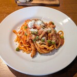 Ponte - 鶏肉とグリーンピースのトマトクリーム。花のようでもなく、かといって無骨なイタリアンをイキり過ぎるわけでもなく自然体。とはまた別のお店の料理を見て思ったことw