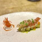 276618374 - 甘みと歯応えのバランスが素晴らしい足赤海老。
                        美しい♪
                        髙山シェフは、美的センスにも優れています。食べていて、本当に気分がいいです♪