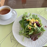 オステリアガウダンテ 神戸ハーバーランド店 - セットのサラダとスープ