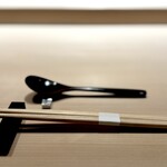 くるますし - カウンターの上もつけ台にもほぼ何も置かれていません。 ここは非常にミニマルで美しい。 三尺、約１メートル弱という絶妙の距離を置いて、今日も大将と向き合えることを幸せに思います。