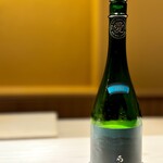 くるますし - おまかせ＃１ おまかせの清酒の最初はいつもこれ。 石鎚の「愛」。 愛媛県内の特定の飲食店でのみ提供される酒。 大将も主要メンバーである「愛媛食材研究会」と石鎚酒造が新しい 酒造りに取り組むプロジェクトから生まれた酒。 豊かな吟醸香にふんわりとした優しくもしっかりとした味わい。