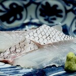 くるますし - 名漁師、藤本氏の手で活け越しされてストレスを抜いた後、神経〆されたタイ。 その後、大将が１日未満の短期熟成させてます。 静かに冷たく冴えわたる包丁の技が清らかな身を通して伝わります。 清澄にして清廉。 これはもう神の食べもの。 噛みしめるほどにあふれる白身の旨味。 塩でなければ味わえない稀有な個体。 鮮烈で爽快な山葵の香りと辛味を塩が一層引き立てます。