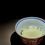 くるますし - 鰻の骨出汁。 さきほどのうなぎの出汁。 わずかな調味のみですが、味わい深い魚の出汁を堪能できます。 骨でこんな豊かな旨味が抽出できるって、どんな技だよ、いったい。