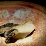 くるますし - アワビ。  原材料、アワビのみ。  水すら使いません。 無調味で6時間低温調理。 森咲智美くらい豊満でムチムチでプルプルです。  男なら誰しも絶頂を迎えずにはいられない、香りと食感と旨味のエロティシズム。 アワビの正体はコラーゲンだと思いしるほどに旨い、旨すぎる。 器も素敵です。