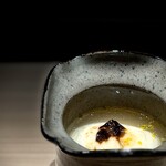 くるますし - フグの白子。 焼いたふぐの白子の茶碗蒸し。 上に熱々の餡がかけられ、焼かれた白子もアツアツ。 この季節の一品目らしい。 茶碗蒸しとは言え、大半は白子。 熱さが勝って、白子が以外にもさっぱりといただけます。 一品目から酒を呼びます。 器もいいですね。
