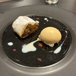 レストラン　ノリ　エ　ノジ - ラ・フランスのシュトルーデルにキャラメルカルヴァドスのアイスクリーム