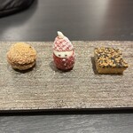 レストラン　ノリ　エ　ノジ - ゴマのフロランタン
      チョコレートとココナッツ
      苺のサンタ