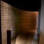 くるますし - 玄関をくぐり、この暗く短い回廊を通るたびにワクワクします。 宴の始まりの高揚感。