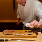 くるますし - これがまな板にのるたびに歓声があがります。 この日の個体は特に大きく厚みがありました。 まだ煙がたちのぼり、香りが猛烈に襲ってきて、僕らは一瞬でわんこになります。 大将がすばやく切り分ける間すらもどかしい！