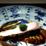 くるますし - イナダの炙り。 大将得意の料理法です。 青ネギ、生姜、山わさびの爽やかな香りと苦みが、暴走する濃い脂身を上品に包み込みます。 脂が染みわたり、溶け出す頃、舌に優しい温度となって、野性味と気品を備えた料理に昇華し、そのすべてを僕らは一口で味わうことができます。 矛盾と混乱と歓喜に恍惚となりながら、皿だけになった風景を前にした喪失感といったら。。 酒を飲むのも忘れてた。