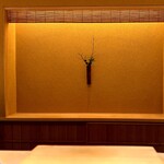 くるますし - カウンター正面。 静謐な時を感じさせます。 ただし、お父さんが登場するまでの僅かな時間です（笑）。