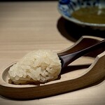 くるますし - 切りたてのシャリアワビの肝。 握る前の、名刺代わりのシャリ。 まずはこいつが、めちゃめちゃ旨い。 だからここの鮨が旨い。 それを、アワビの肝ソースにぶっこんでまぜまぜ。 瞬間に、世界一旨いアワビリゾットの完成です！ 100杯くらいおかわりしたい！