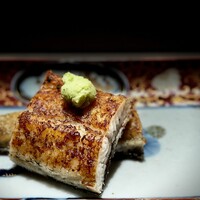 くるますし - 天然青鰻の焼き。 わずかな時間なのに待ち侘びました。 前回にもまして、デカい！　厚い！ 皮側を蒸してコラーゲンが溶け出す頃、一気に炭で焼き上げています。 関東風でも関西風でもない、天然鰻を使った鮨屋だけにできる鰻。 鰻が焼ける原始の香り。 咀嚼のたびに僕の野生が覚醒し、唸ります。 海の肉を食らってる感覚。 もっともっと食い散らかしてみたくなる。