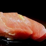 くるますし - 大トロ。 大間産です。 この季節の大トロは脂が飽和状態。 もう口の中はあふれんばかりに脂まみれです。 江戸前鮨の華。 資本主義の原理原則に逆らうことができないタネ。 旨い、旨すぎる。 でも、コスト込で考えれば、僕は、上述のカワハギやアジのほうが断然、好感がもてる。