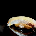 くるますし - アジ。 素晴らしいというか、江戸前鮨の生徒会長のような鮨でした。 江戸前の技術とは、青魚を旨くするためにある、ともいい切れるほどに旨い鮨でした。 不飽和脂肪酸で頭も血液も若く保てるオジサンたちの味方。 しかも旨い。 毎日食べたい。