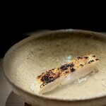 くるますし - シロアマダイの炙り。 丁寧に火入れしたシロアマダイを自身から引いた出汁の中でふぐしながらいただきます。 貴婦人のような気品あるシロアマダイの脂が炙られて香ばしいのです。 日本酒と抜群の相性。 ただ、魚の焼きが２品続くので、何らかの変化が欲しかった、、というのはこの店だけに言える贅沢。