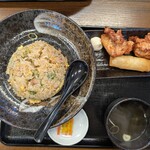 焼飯 やんぱち - 連れの定番炒飯と唐揚げ春巻きセット
