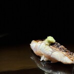 くるますし - ノドグロ。 オレさまがやったらこうなる、オレさまならここまでやる、 という自信と技量を見せつけるような鮨。 満を持して、くるますしにノドグロの登場です。 瀬戸内のノドグロをここまで昇華させてしまう大将の新たな愛媛スペシャリテになりそうです。 ふつー、ここまでやらんでしょ。 高平大将、やはり「狂気の人」。