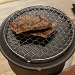 Mitsu8 - 焼いたお肉は目の前の網に乗せてくれます