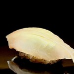 くるますし - カワハギ。 高平大将、人と同じことができません。 身も肝も熟成させてしまいました。 しっかり脱水された肝は清廉でありながらマスカルポーネのような熟成感を醸してます。 身も透明感を残しながら薄っすらと熟成色に仕上がり、カワハギの握りを食ってる気がしません。 この透明感がエロティックです。 美味いよりも旨い。 こういうのが酒を呼ぶんだよな。