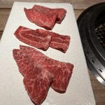 Mitsu8 - 次に焼くお肉を見せてくれます。キレイで美味しいそうなお肉たち