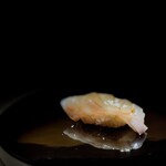 くるますし - クエ。 ９日熟成のクエです。 ブリブリの新鮮なクエは鮨には馴染みませんが、熟成されたクエの身は、上品で繊細で舌に旨味がまとわります。 白身の旨い鮨のお手本のような鮨。 すばらしいスタート。