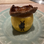 Mitsu8 - トレードマークのミツバチの刻印入のレモン　その上に分厚い牛タンを乗っけて食べるそうな