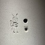 Mitsu8 - 隠し扉の横にはトレードマーク＆インターホンが！