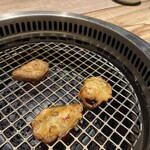 Mitsu8 - レンコンと牡蠣のチヂミを焼いてくれています。香ばしくて良い香りが部屋中に広がり、食欲がそそる！