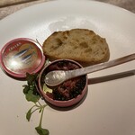 Mitsu8 - パンもその場で焼いて下さいます。香ばしいパンにのせて食べるそうな♪