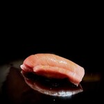 くるますし - 中トロ。 塩釜産です。 上品で重量感のある脂にわずかな酸味。 非常にバランスの良い中トロ。 ただ、カワハギ、アジがあまりに素晴らしくて少し霞んじゃう。