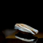 くるますし - コハダ。 前回、アレ？って思うほどに、大将らしくない完成度のコハダでしたが、今回は きっちり仕上げてきました。 もともとキリッと酢だちがいいここのシャリに合わせて、少し優しいめの〆具合。 いいですねぇ。