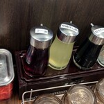 焼飯 やんぱち - 卓上には味変アイテムの柑橘ポン酢