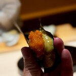 くるますし - ワタリガニ海苔巻き。 ここの定番。 おもしろいのは、季節ごとに、その日ごとに内容が変わります。 この日はメス。 内子もミソもたっぷり。 わずかなシャリとカニの身の上にこの２つが彩ります。 蟹好きにははずせない、この店のスペシャリテです。