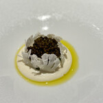 entre nous - カリフラワーとキャヴィアとの間に、香住のズワイが隠れています。これは鉄板の組み合わせですね♪
      “Kaviari”社の開けたてにこだわるというキャヴィアも、うっとりする、とてもきれいな味わい。